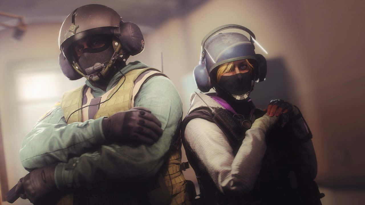 Rainbow Six Siege Jager 桌布 壁紙 — 兩名全副武裝的戰術人員在昏暗的室內空間中背對背站立，表情嚴肅。