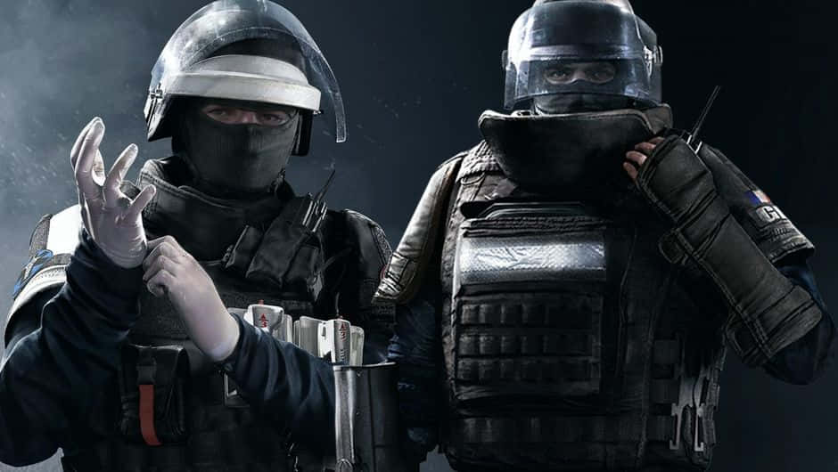 Rainbow Six Siege Rook 桌布 壁紙 — 兩名全副武裝的戰術操作員在黑暗煙霧背景下持武器和通訊裝備嚴陣以待。