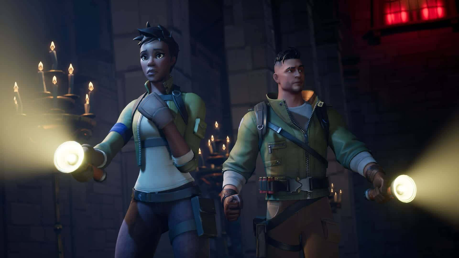 Adventure Game 桌布 壁紙 — 兩名冒險者手持手電筒探索一座昏暗的石造大教堂，由搖曳的蠟燭和紅色窗戶光芒照亮。