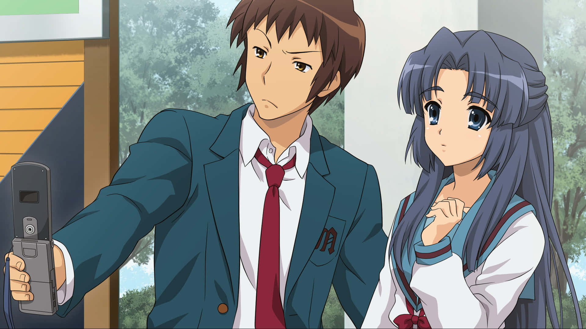 Ryoko Asakura 桌布 壁紙 — 兩名動漫學生穿著校服站在室內，一人拿著翻蓋手機，另一人則帶著沉思的表情看著。