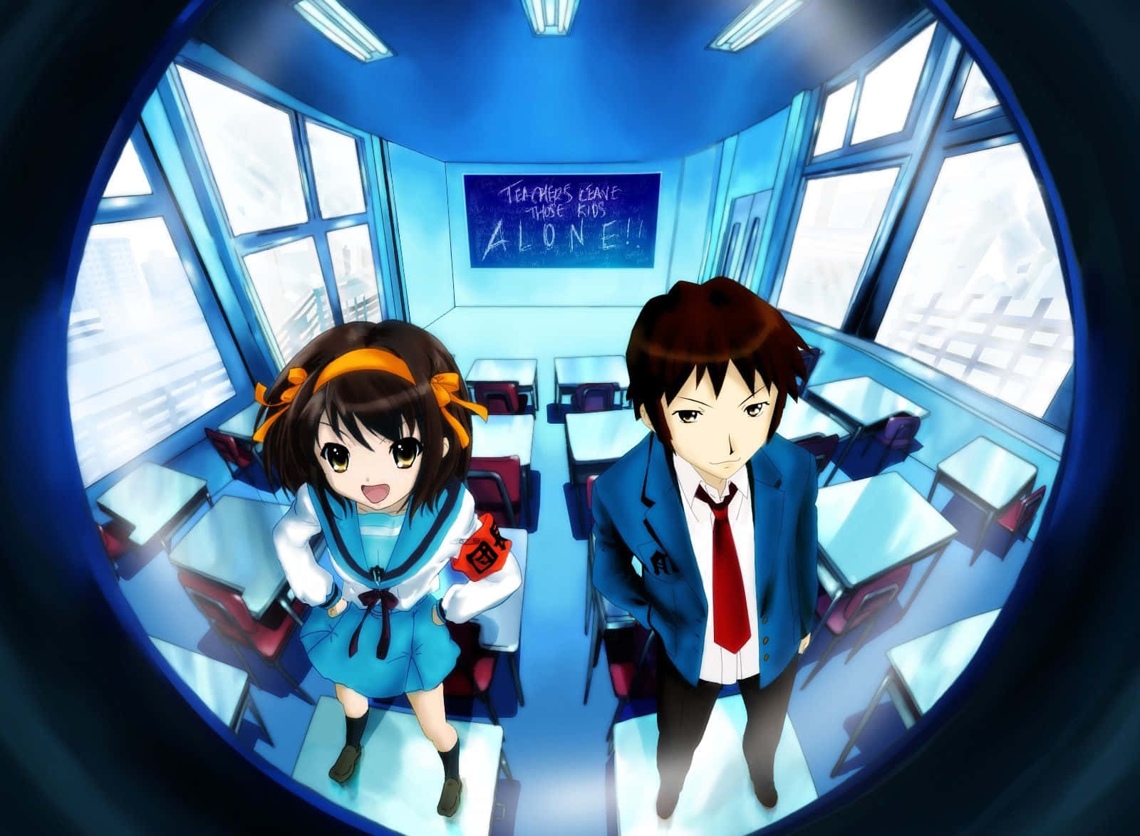 Kyon 桌布 壁紙 — 兩名動漫學生站在一個藍色燈光的教室中，透過魚眼鏡頭觀看，黑板上寫著「TEACHERS LEAVE THESE KIDS ALONE!!」。