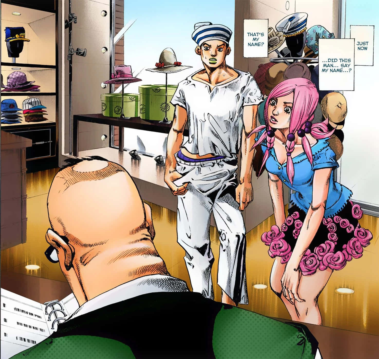 Jojolion 桌布 壁紙 — 兩名動漫角色在帽子店從後面與一名禿頭男子對峙，對話氣泡揭示他們的震驚。