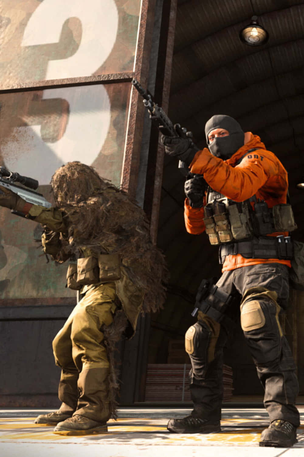 Call Of Duty Battles 桌布 壁紙 — 兩名士兵，一名穿著吉利服，另一名穿著橙色戰術裝備，在昏暗的工業建築內瞄準步槍。