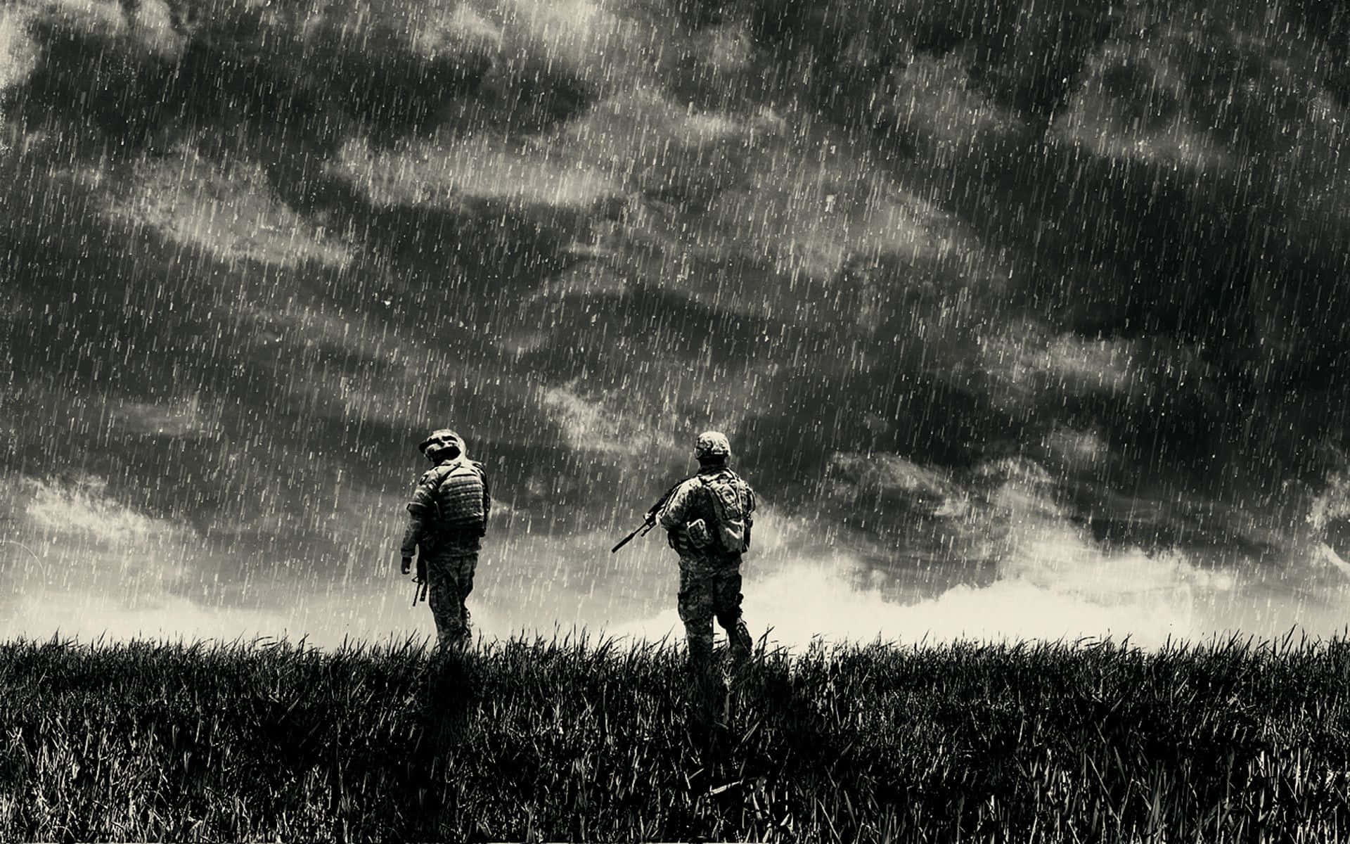 Dark War 桌布 壁紙 — 兩名士兵在黑暗多雲的天空下，在草地上的一場暴雨中形成剪影。