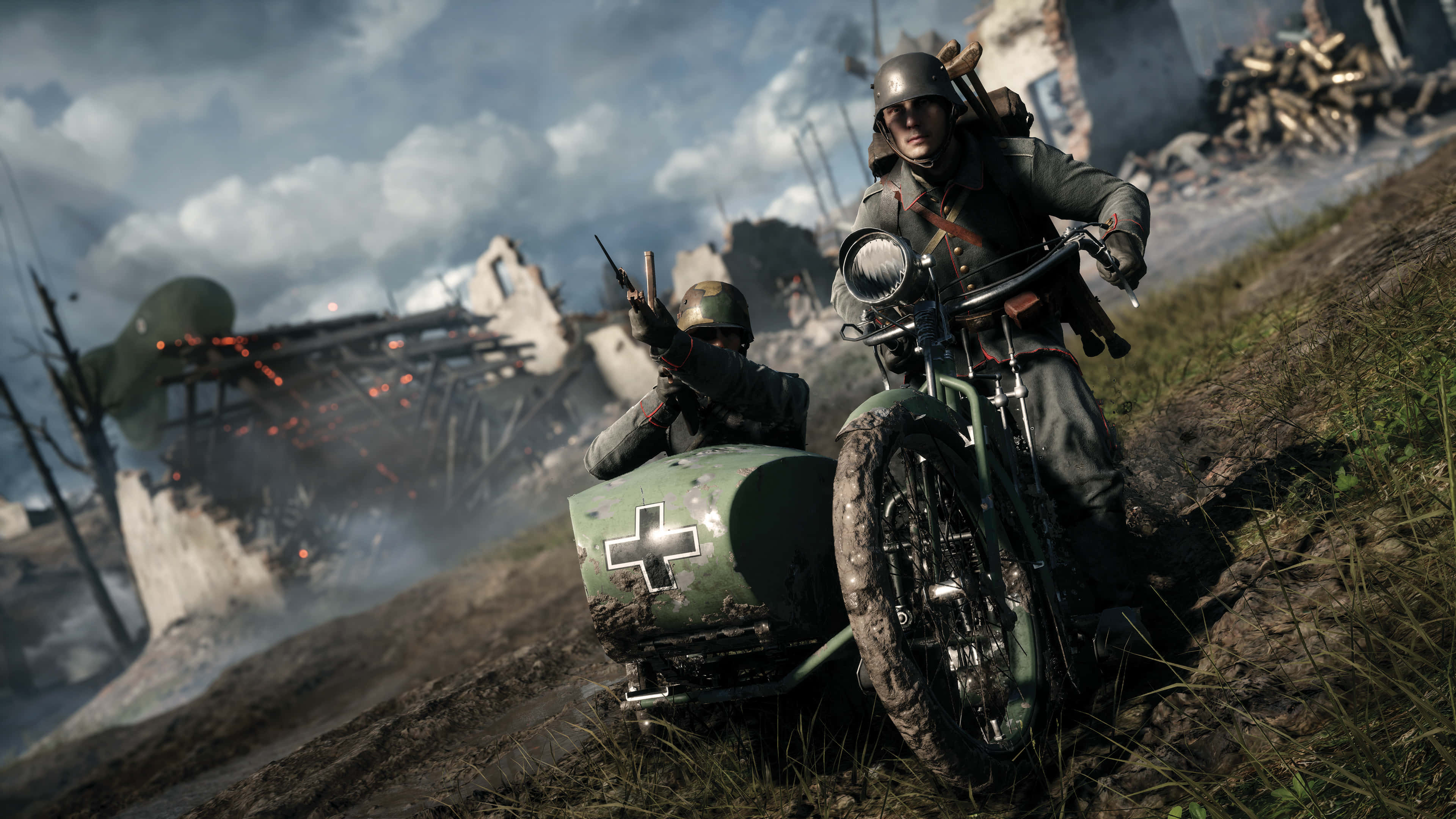 Battlefield Vehicles 桌布 壁紙 — 兩名士兵騎著一輛帶邊車的綠色電單車，在泥濘的戰場上穿梭，周圍是燃燒的廢墟和煙霧。