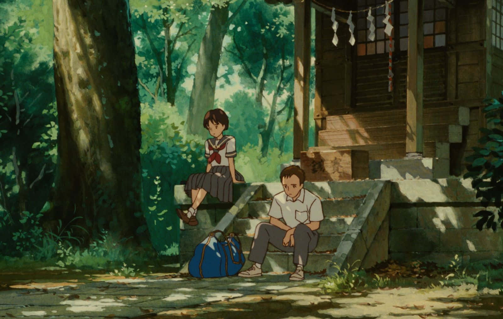 Whisper Of The Heart 桌布 壁紙 — 兩名學童坐在森林神社旁的石階上，沐浴在斑駁的陽光中。