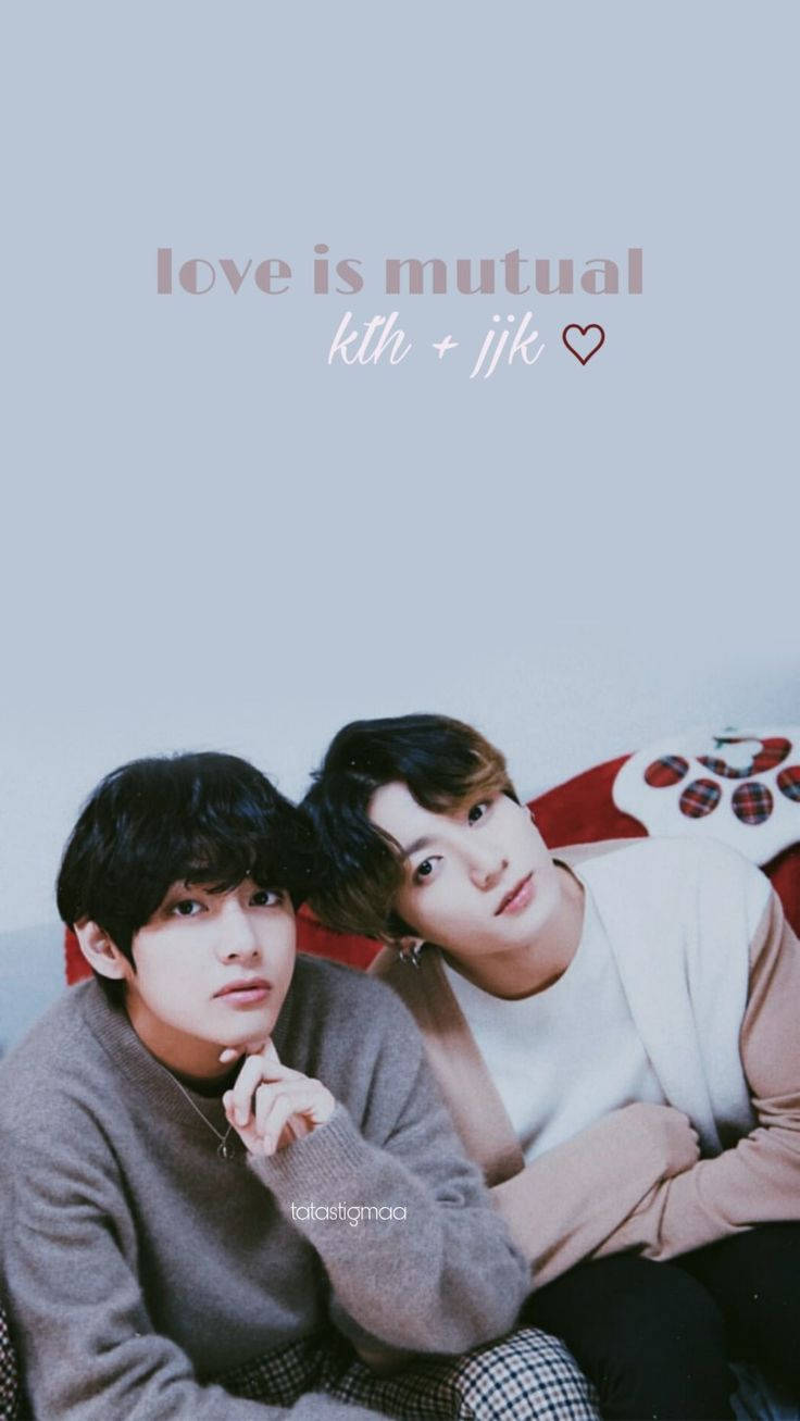 KTH + JJK Taekook BTS 壁紙 — 兩名年輕男子穿著舒適的毛衣，緊貼著坐在有圖案的梳化上，柔和粉彩燈光及浪漫文字疊加。