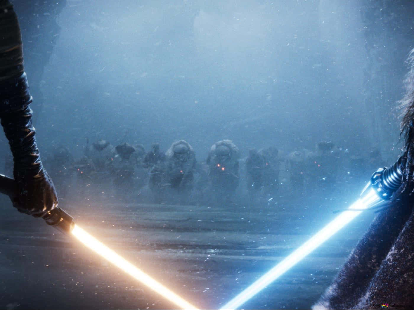 Lightsaber Duel 桌布 壁紙 — 兩名戰士在朦朧的藍天下，於雪地戰場上以發光的光劍交鋒。