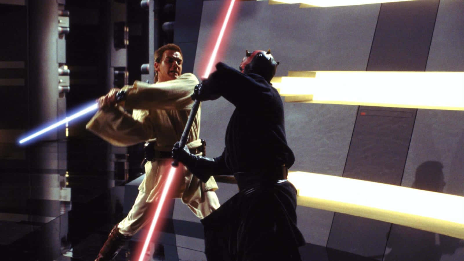 The Phantom Menace 桌布 壁紙 — 兩名戰士在燈光昏暗的未來風格走廊中，手持發光的藍色和紅色光劍交鋒。