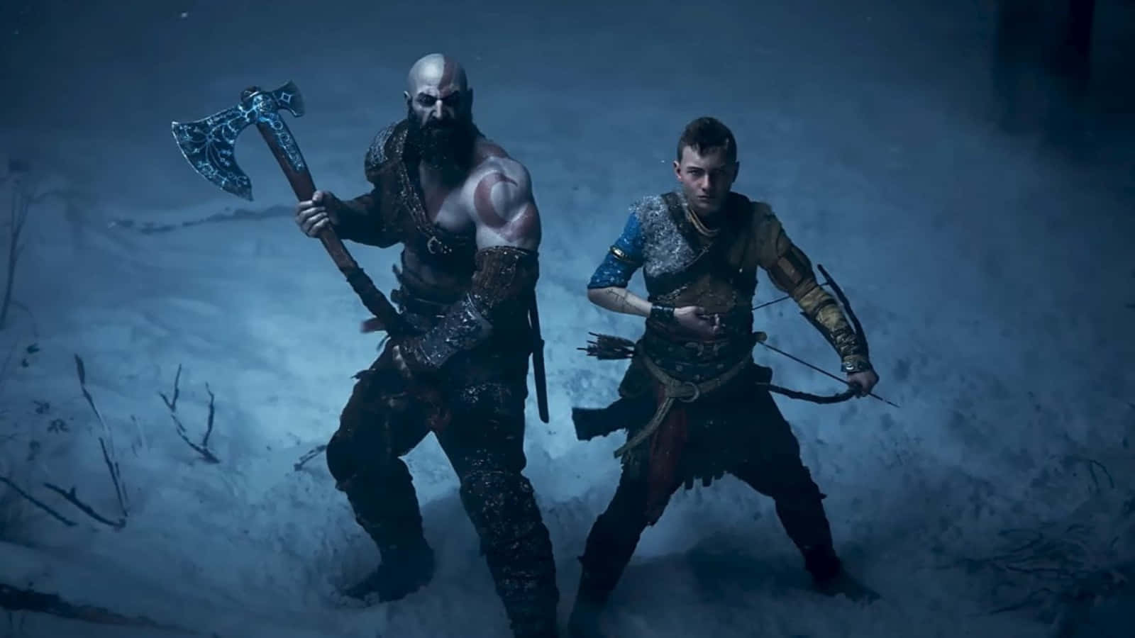 God Of War Characters 桌布 壁紙 — 兩名戰士在雪景中擺好姿勢，一人揮舞著華麗的斧頭，另一人手持弓箭，在昏暗的藍光下。