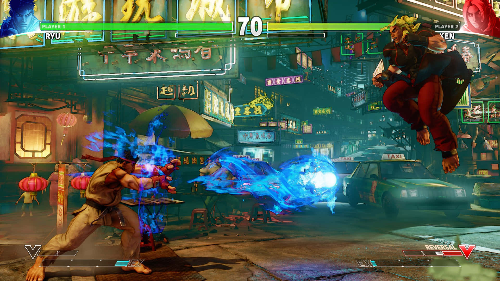 Fighting Games 桌布 壁紙 — 兩名戰士在霓虹燈照亮嘅城市小巷中碰撞，帶有發光藍色能量效果同日本標誌。