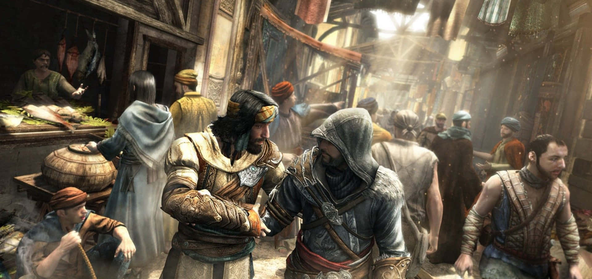 Assassin's Creed Revelations 桌布 壁紙 — 兩名戴著兜帽的刺客在一個熙熙攘攘、陽光普照的中東市場中交談，市場裡擠滿了商販和購物者。
