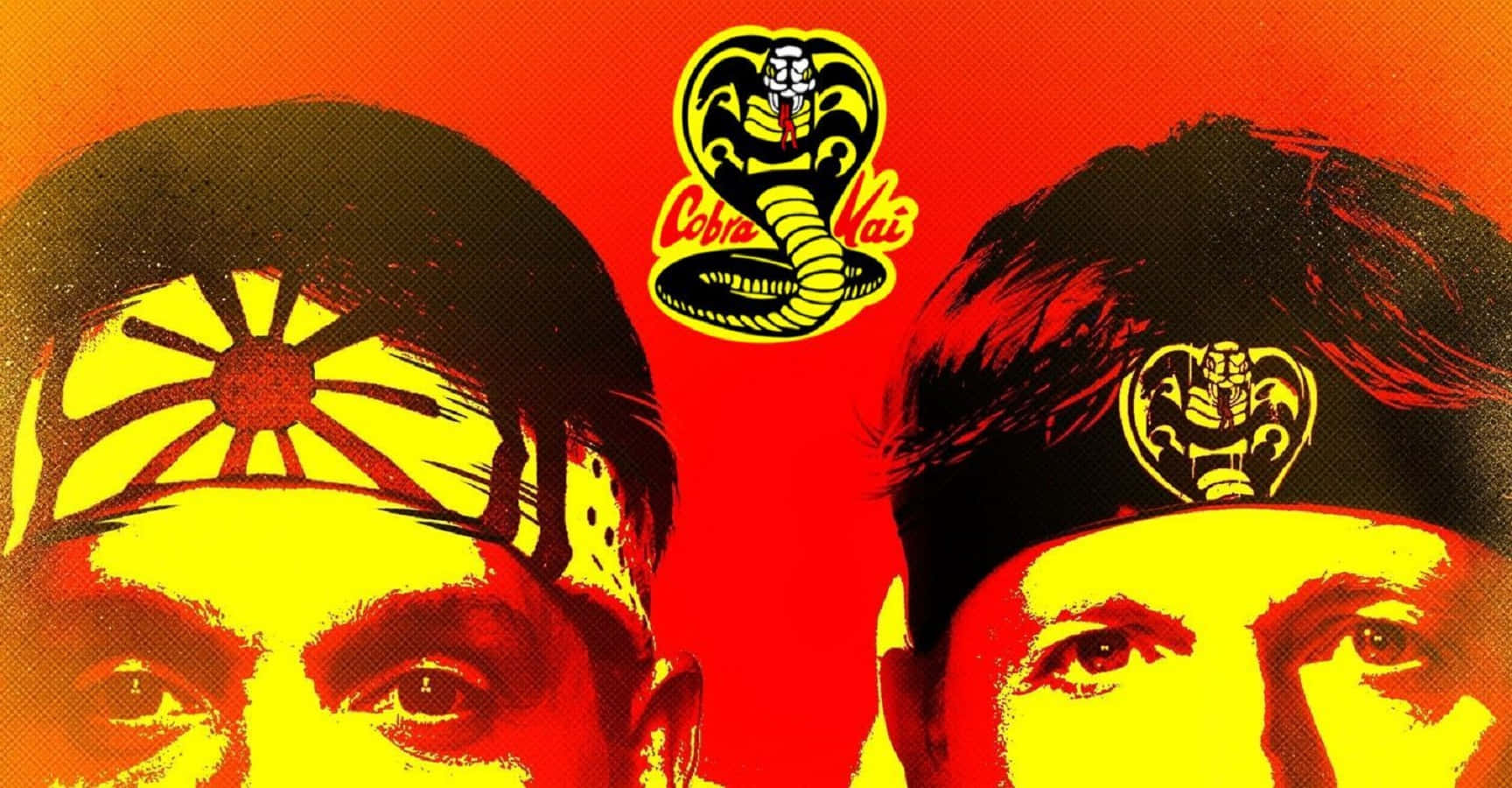 眼鏡蛇道館 桌布 壁紙 — 兩名戴著黃色頭帶的戰士在火紅背景和 Cobra Kai 標誌前凝視對峙。