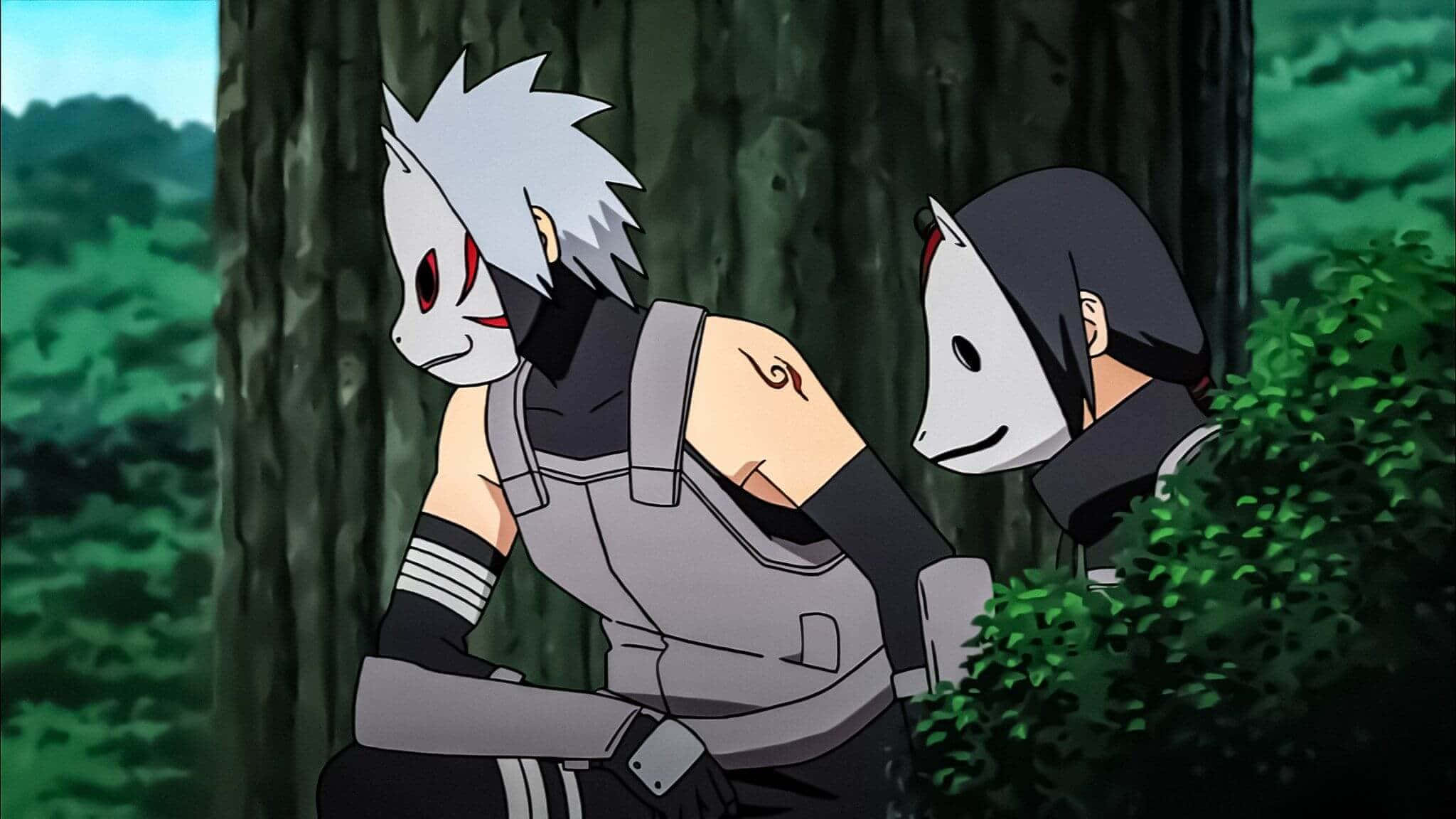 Kakashi And Itachi 桌布 壁紙 — 兩名戴面具的忍者，白髮黑裝，坐在茂密的綠色森林中，一人低頭，另一人向前凝視。