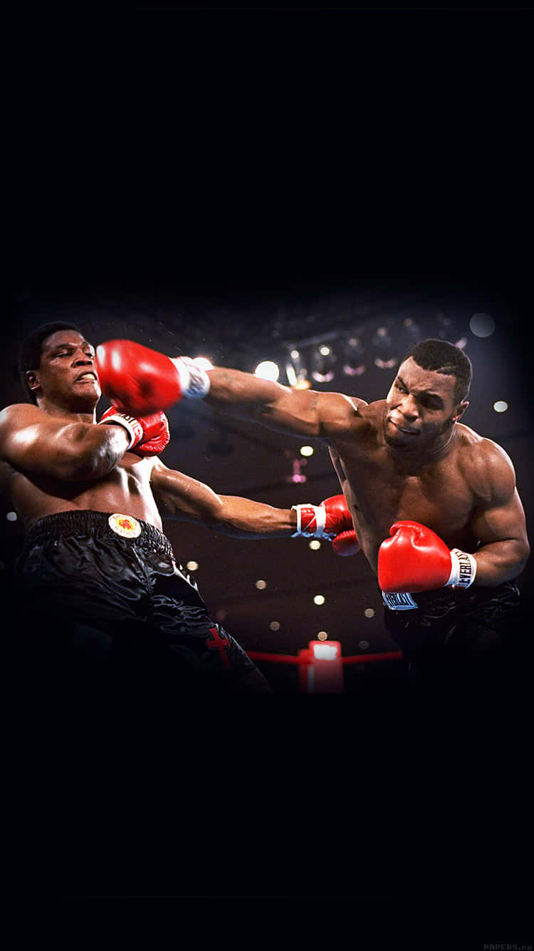 mike tyson 桌布 壁紙 — 兩名拳擊手在戲劇性的擂台上對決，戴著紅色手套，在明亮的聚光燈下，背景漆黑。