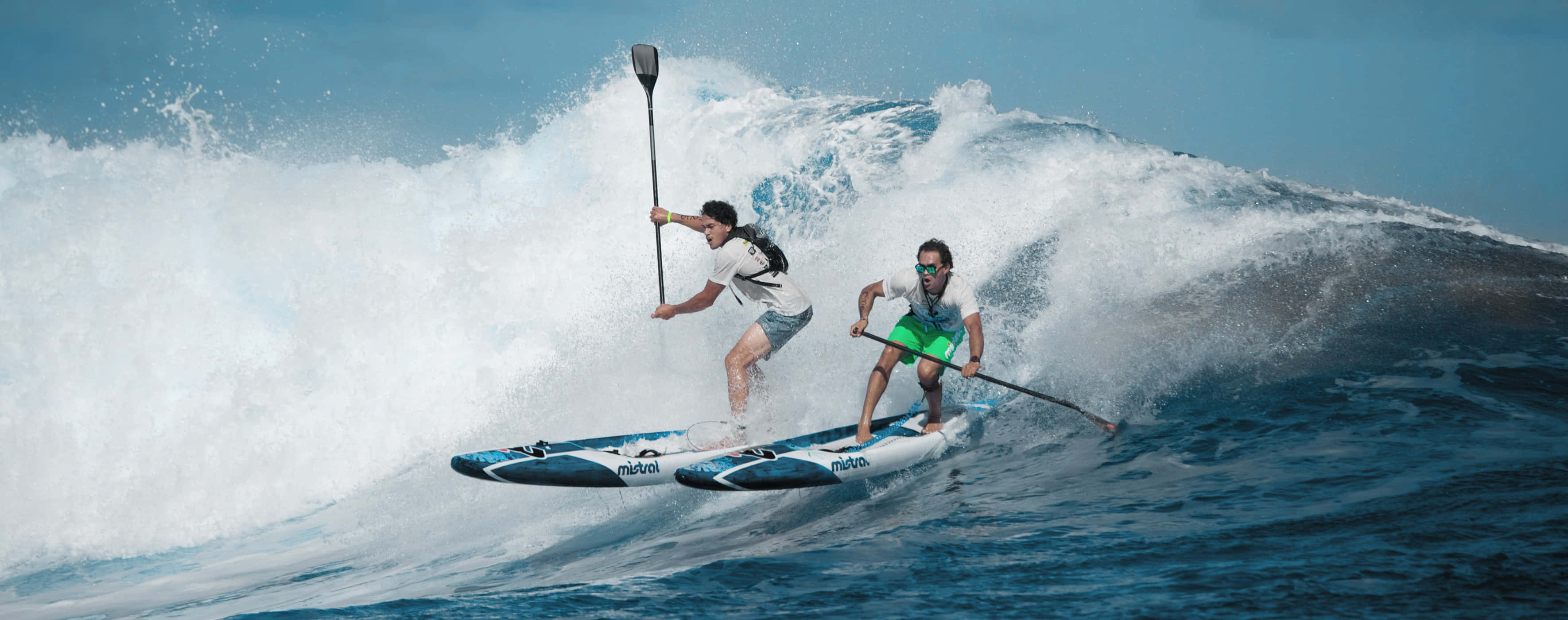 Paddleboarding 桌布 壁紙 — 兩名槳板衝浪者在晴朗的藍天下乘著巨大的海浪，周圍水花四濺。