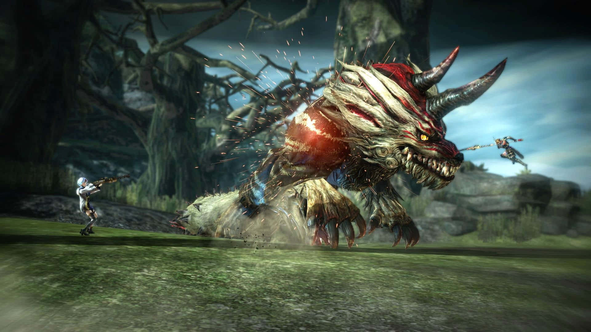 Monster Hunter Monsters 桌布 壁紙 — 兩名獵人在黑暗森林空地中與一隻巨大的有角野獸戰鬥，野獸眼睛發光，碎片飛揚。