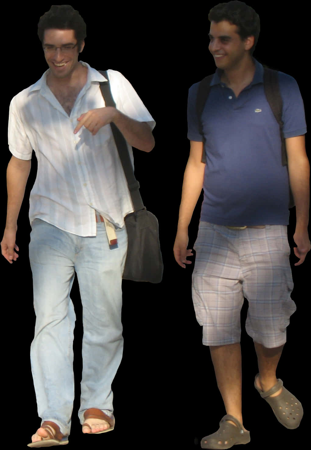 兩名男子閒適散步 壁紙 — 兩名穿著休閒的男子在黑色背景前並肩而行，一人身穿條紋襯衫和涼鞋，另一人穿著Polo衫、短褲和Crocs鞋。