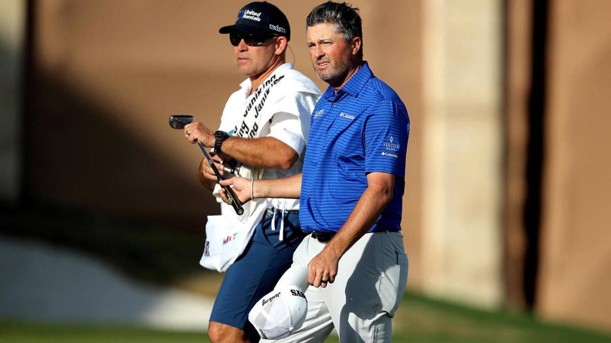 Ryan Palmer 桌布 壁紙 — 兩名男性高爾夫球手在陽光明媚的球場上並肩而行，一人拿著球桿，另一人背著球袋。