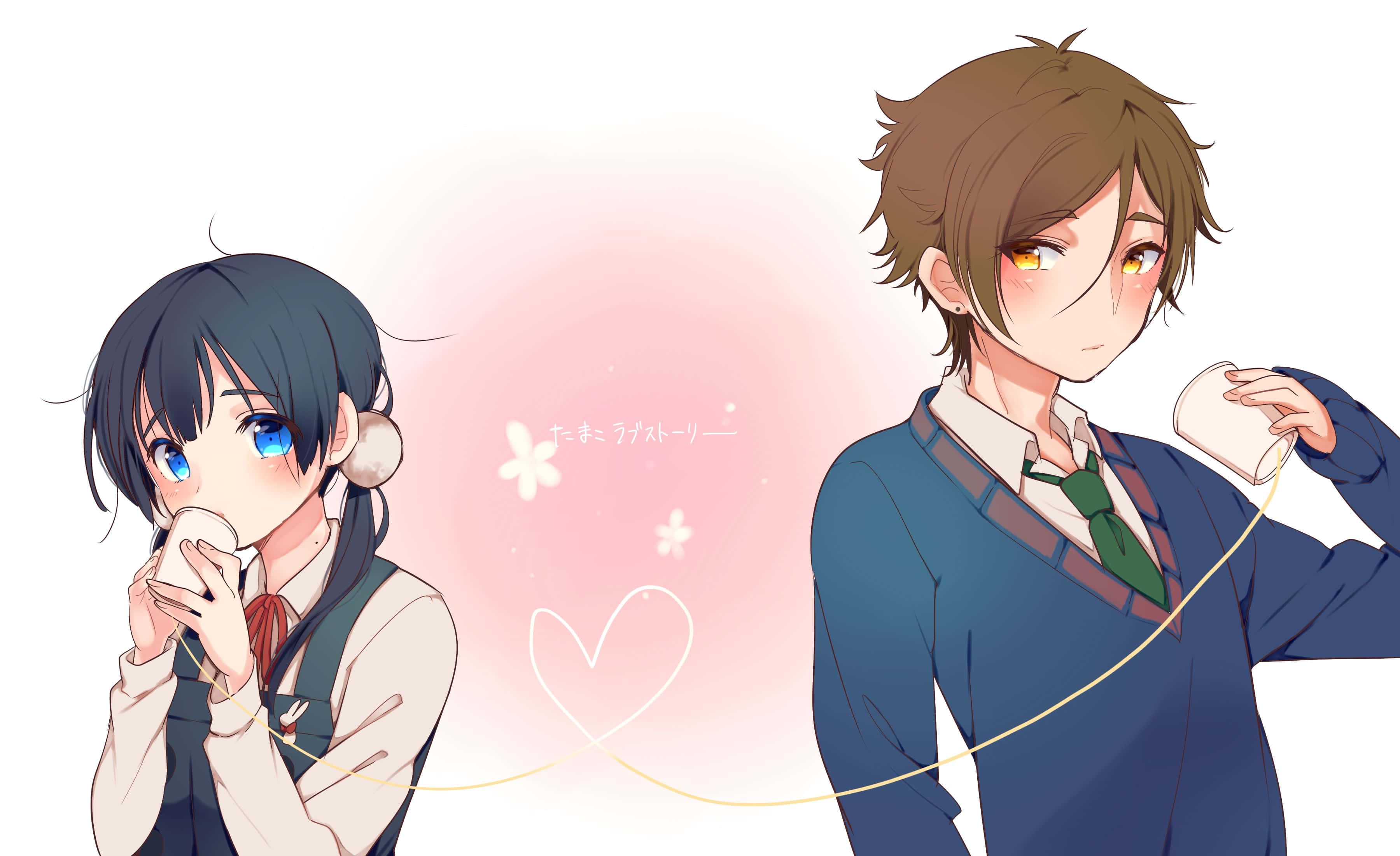 Love Story 桌布 壁紙 — 兩名穿著校服的動漫學生在柔和的粉紅色心形背景下從相連的杯子中啜飲。