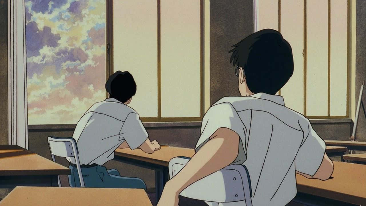 Studio Ghibli Ocean Waves 桌布 壁紙 — 兩名穿著校服的學生坐在書桌前，凝視窗外色彩繽紛的日落天空。