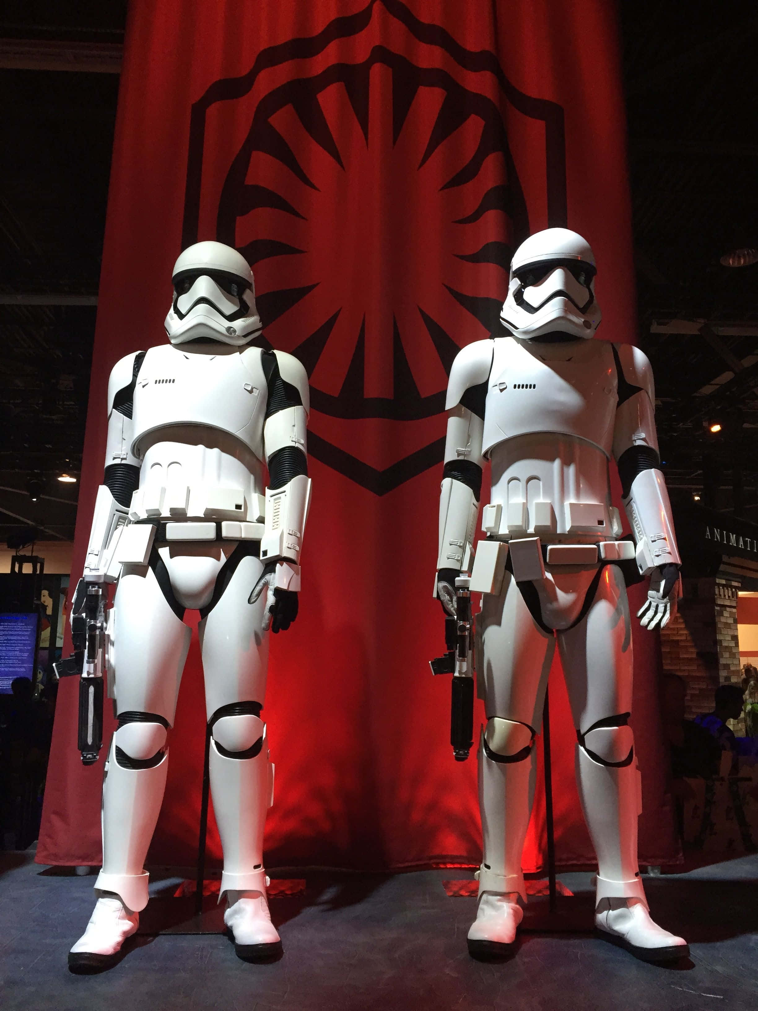 First Order 桌布 壁紙 — 兩名第一軍團風暴兵在一個帶有黑色第一軍團標誌的大型紅色橫幅前立正。