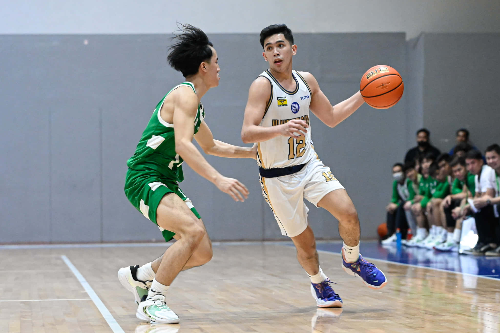 兩名籃球運動員在球場上比賽 壁紙