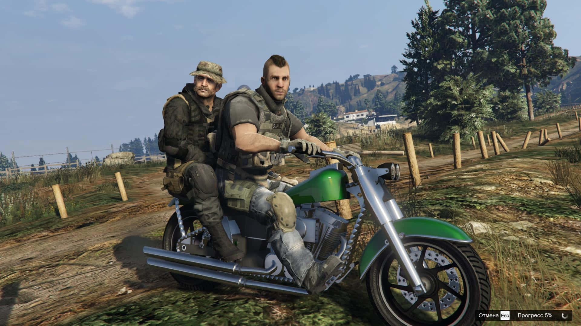 Soap Mactavish 桌布 壁紙 — 兩名粗獷的男子騎著一輛綠色電單車，沿著一條泥路穿過陽光明媚、有樹木和山丘的鄉村景觀。