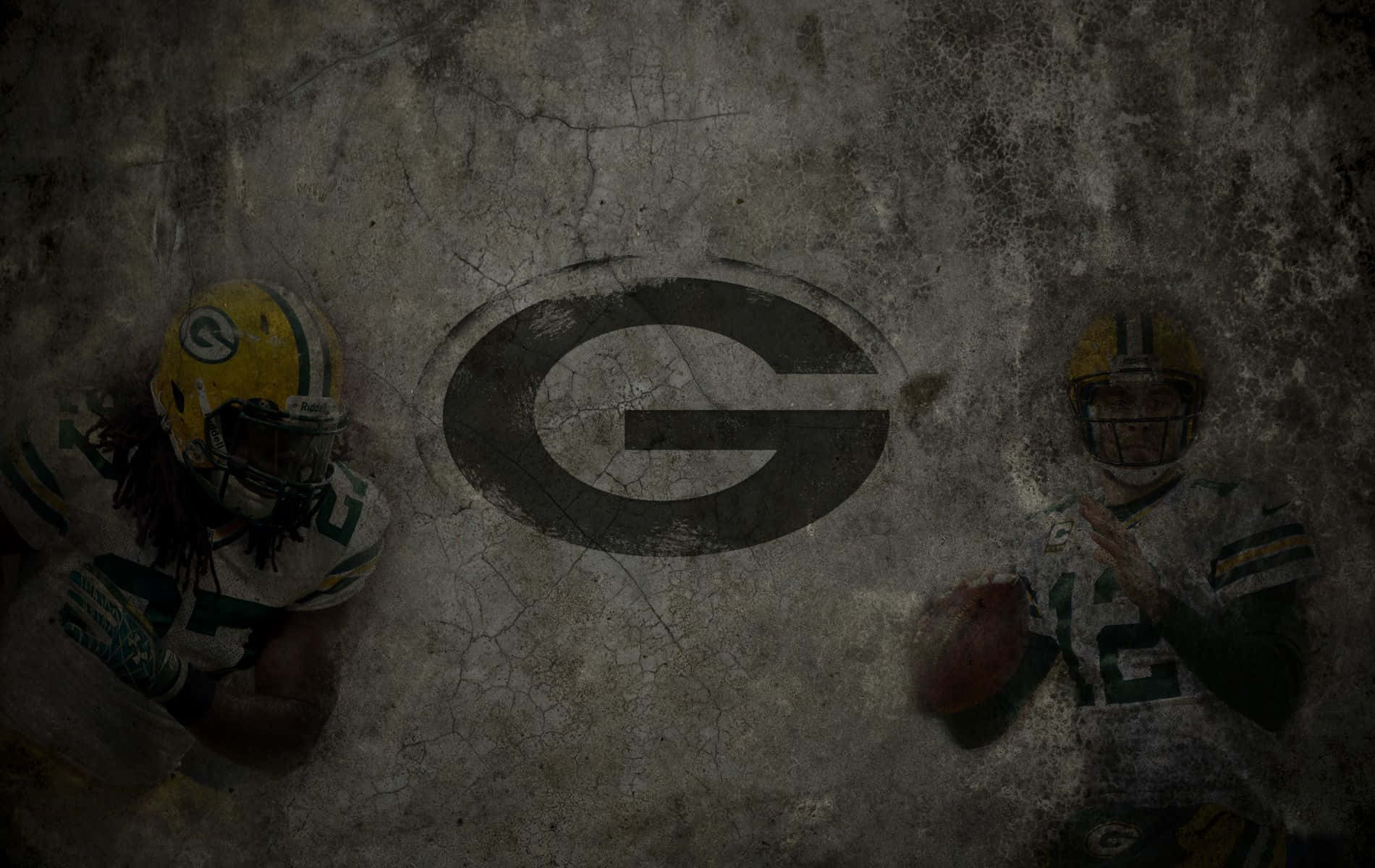 Packers 桌布 壁紙 — 兩名綠灣包裝工美式足球員站在一道帶有球隊標誌性G標誌的裂牆兩側。