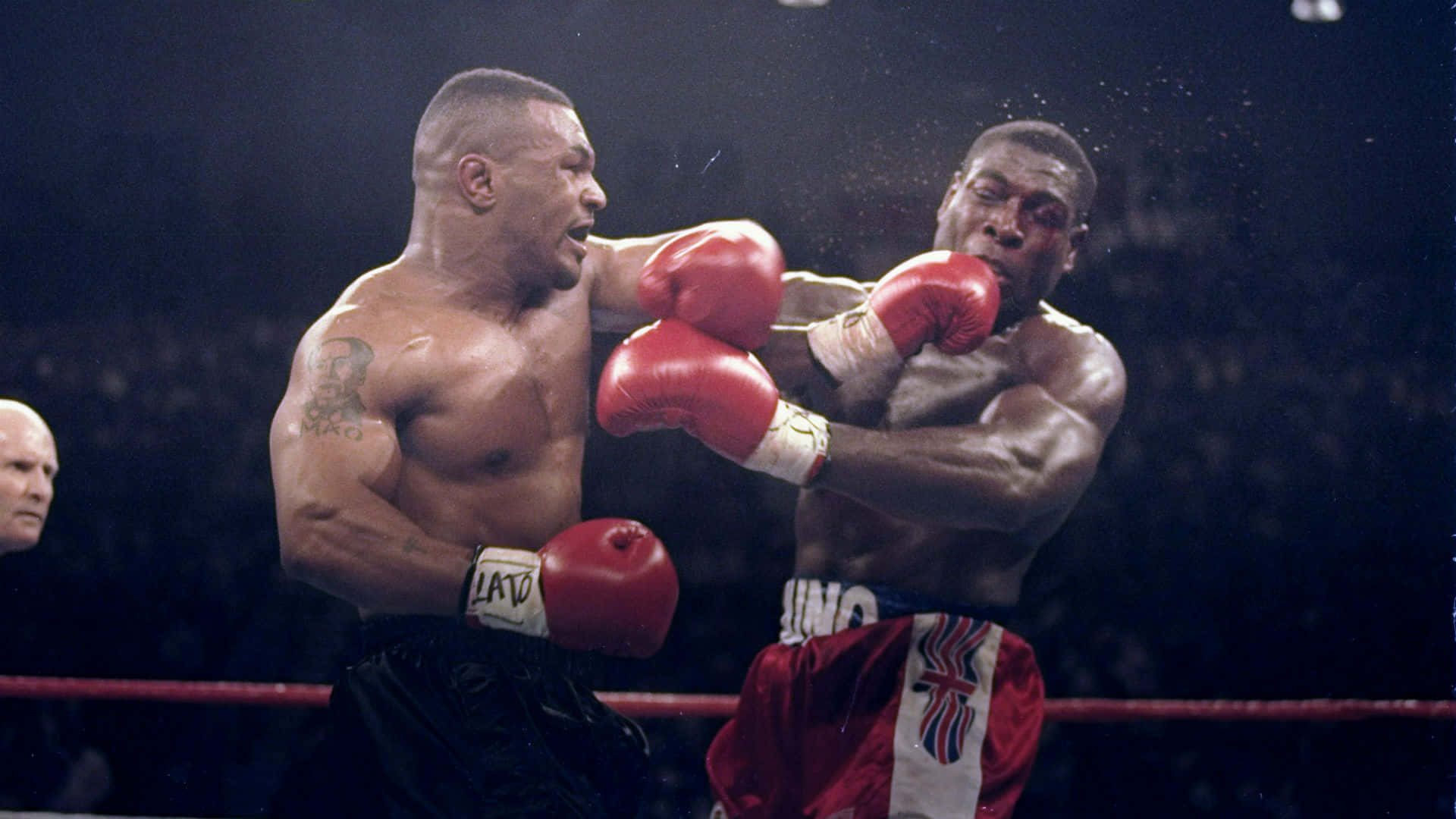 mike tyson 桌布 壁紙 — 兩名肌肉發達的拳擊手在明亮的場館燈光下，於被雨淋濕的擂台上交鋒，汗水在出拳中途飛濺。