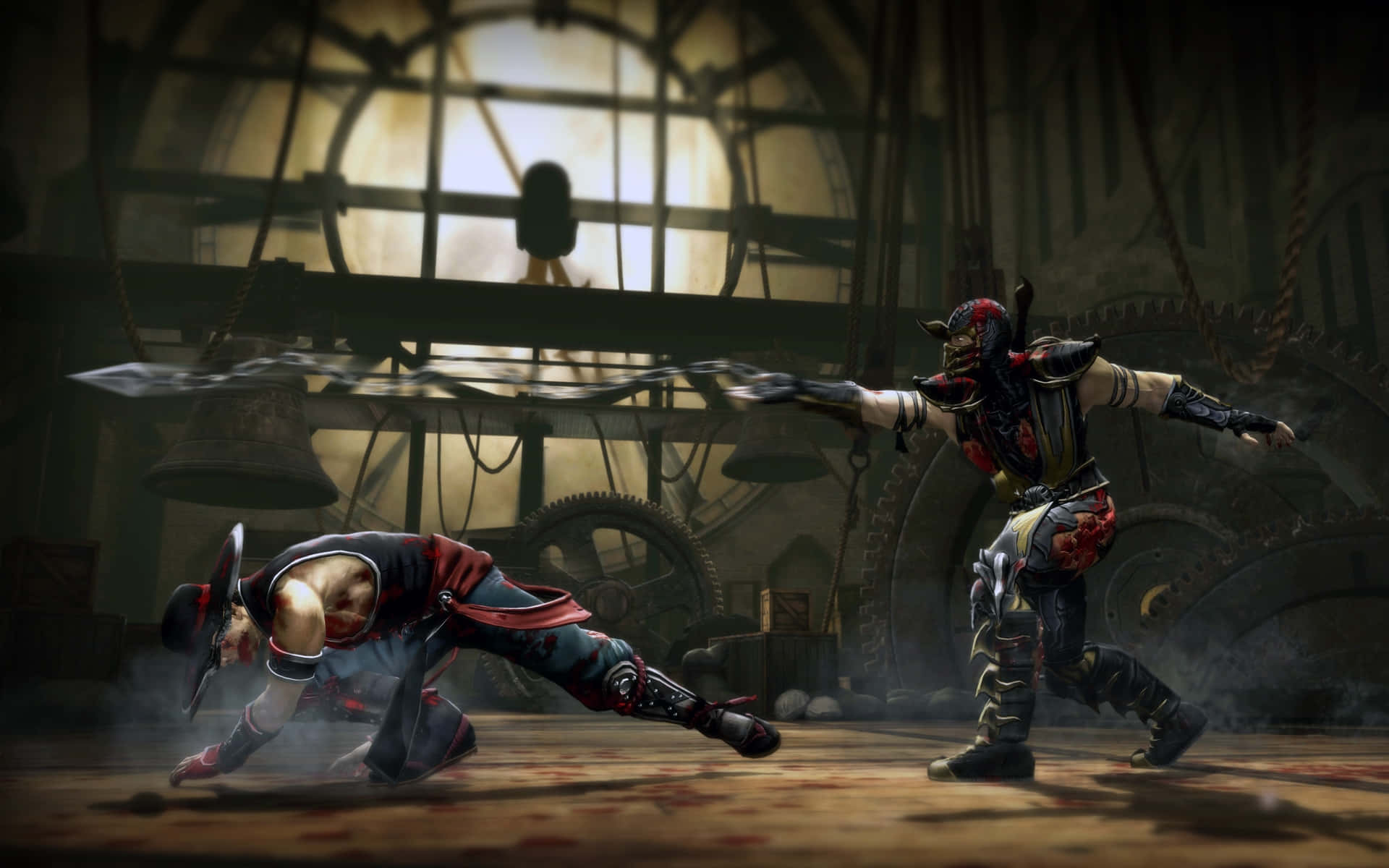 Mortal Kombat Kung Lao 桌布 壁紙 — 兩名蒙面戰士在一個骯髒的工業競技場中，在溫暖的背光下，與齒輪和懸掛的鐘交戰。