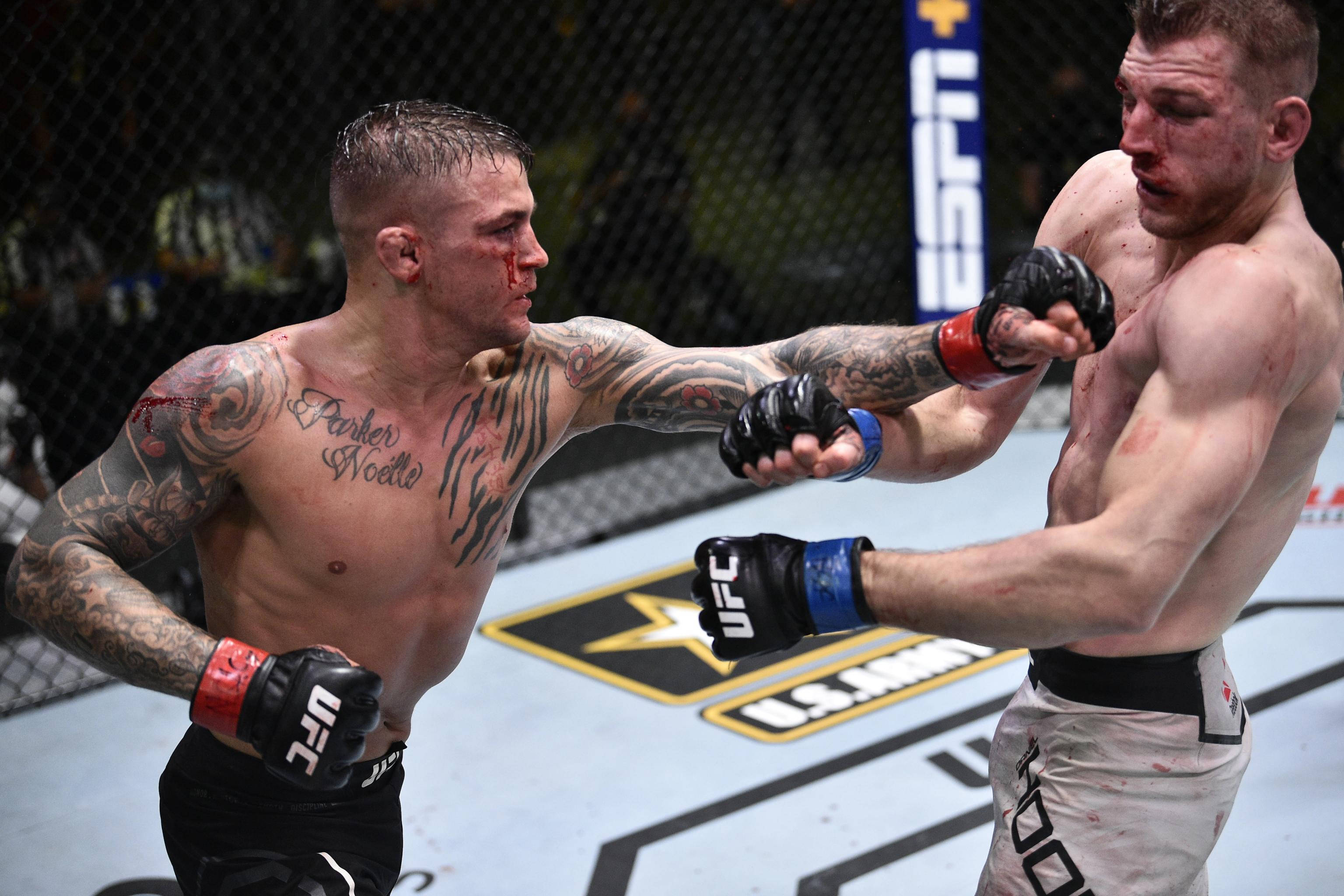 Dan Hooker Evading Fist 壁紙 — 兩名血跡斑斑的MMA拳手在明亮的場館燈光下進行激烈的籠中對決。