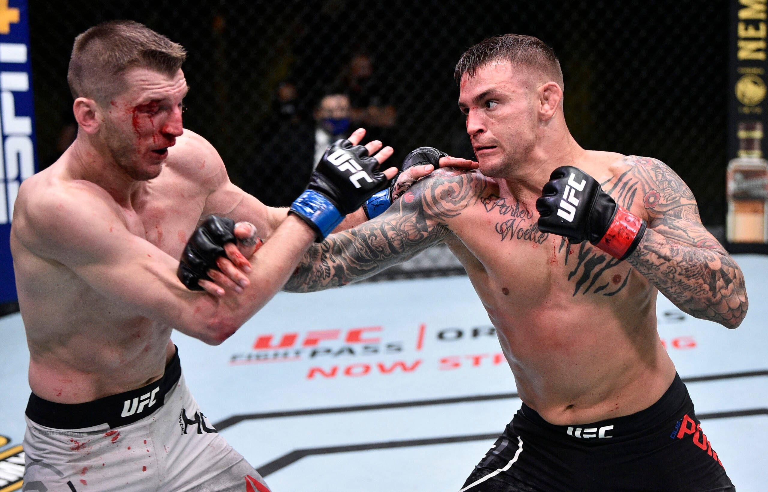 Dan Hooker With Bloody Face 壁紙 — 兩名血跡斑斑的MMA拳手在激烈的UFC八角籠比賽中碰撞，紋身和手套飛舞。