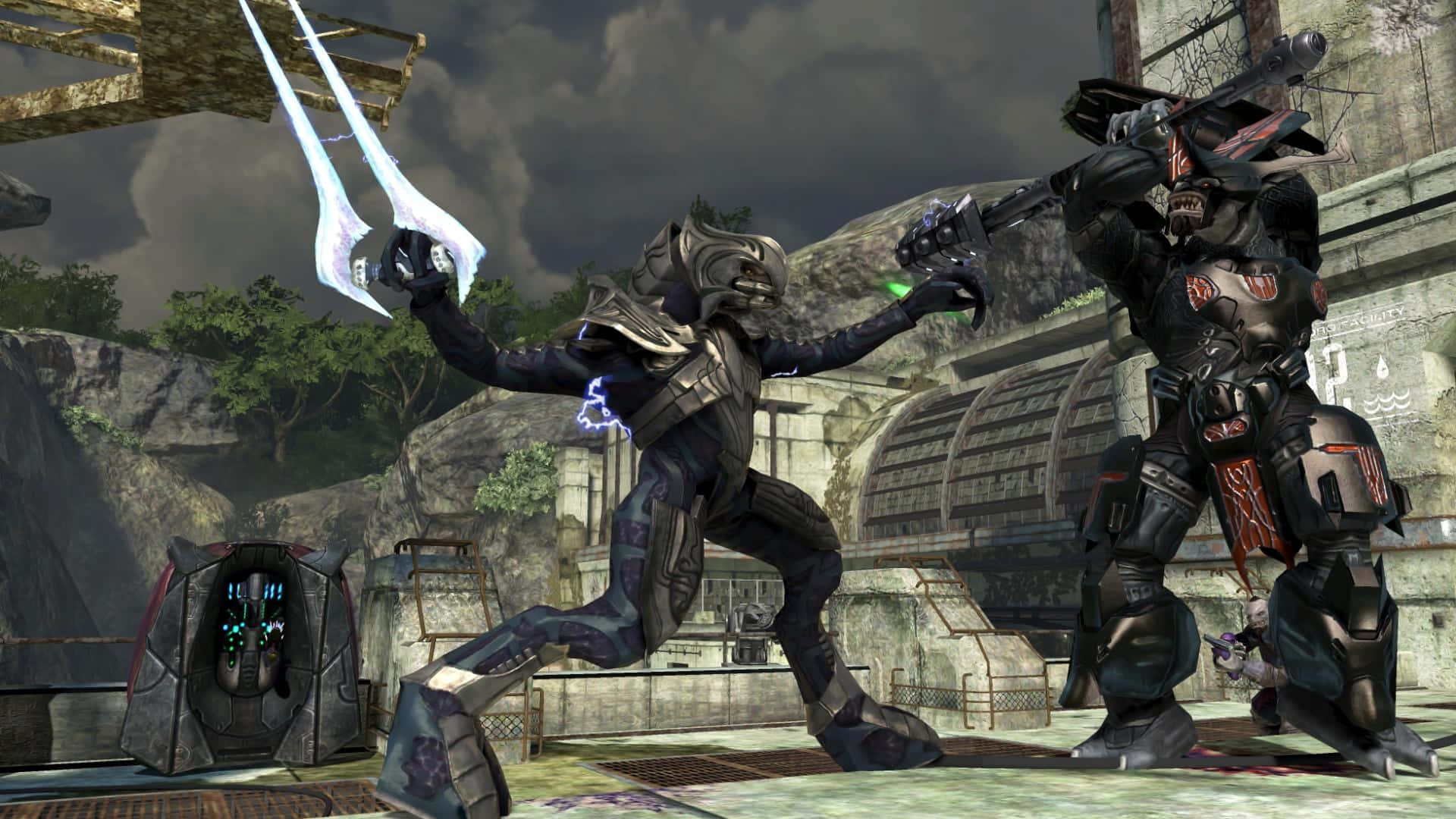 Halo Arbiter 桌布 壁紙 — 兩名裝甲戰士在廢墟般的未來競技場中，手持發光武器，在暴風雨的天空下交鋒。