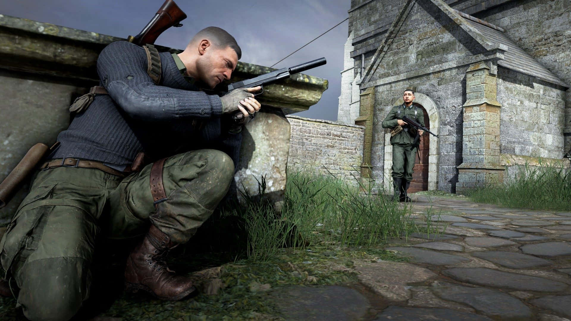 Stealth Games 桌布 壁紙 — 兩名身穿二戰裝備的士兵在石砌教堂附近，在雜草叢生和鵝卵石小徑上，於多雲天空下蹲伏和站立警戒。