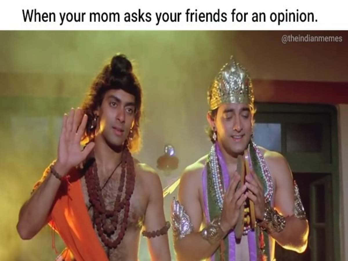 Celebrity Humor Memes 桌布 壁紙 — 兩名身穿傳統印度服飾的男子，一人揮手拒絕，另一人在溫暖的室內場景中緊張地微笑。