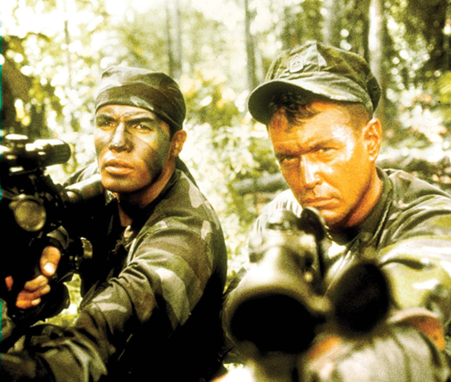 Tom Berenger 桌布 壁紙 — 兩名身穿叢林迷彩服的士兵在明亮的日光下透過樹葉專注地瞄準步槍。