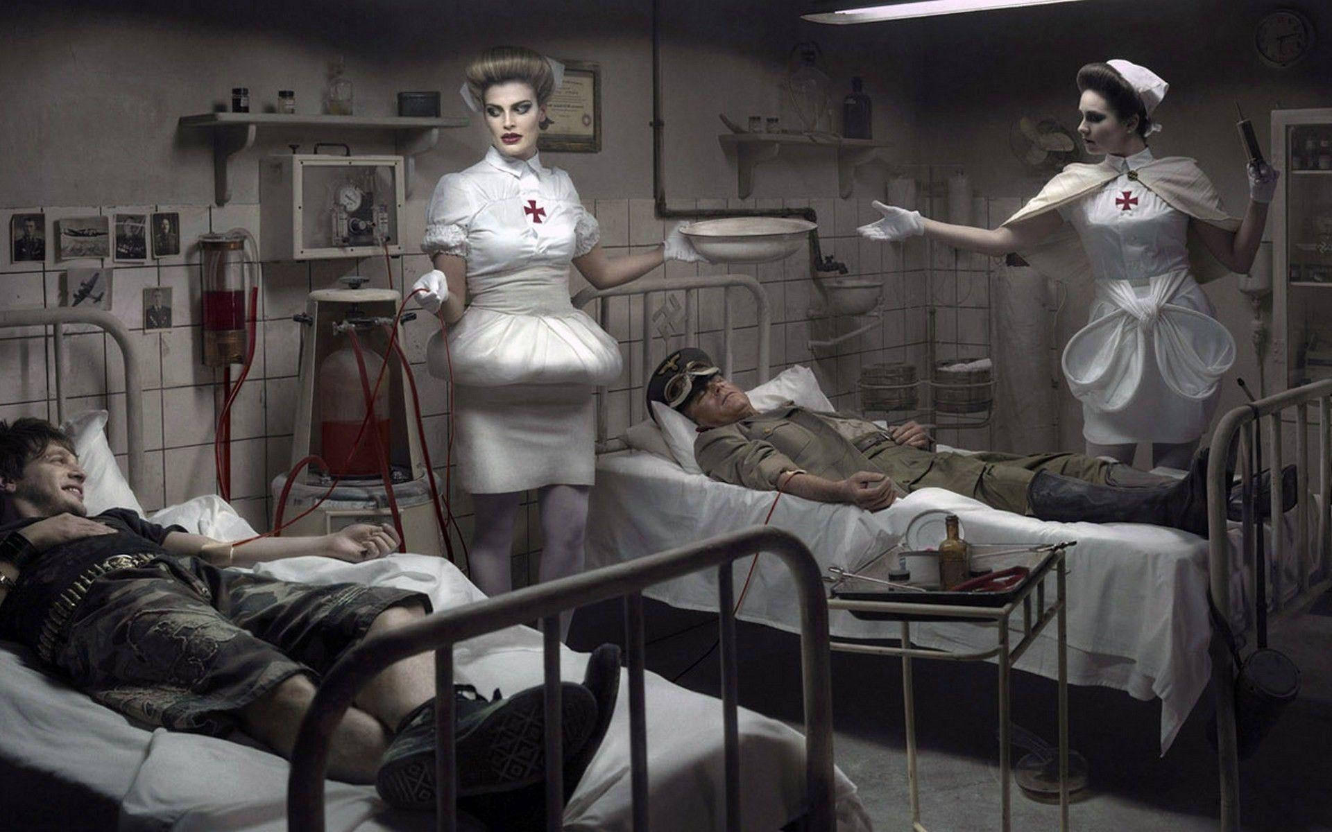 Hospital 桌布 壁紙 — 兩名身穿復古白色制服嘅護士喺一個污糟、燈光昏暗嘅醫院病房入面，用血袋同醫療設備照顧受傷嘅士兵。