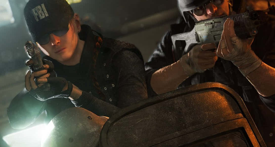 Rainbow Six Siege Ash 桌布 壁紙 — 兩名身穿戰術裝備的FBI探員在昏暗的城市環境中透過破窗瞄準武器。