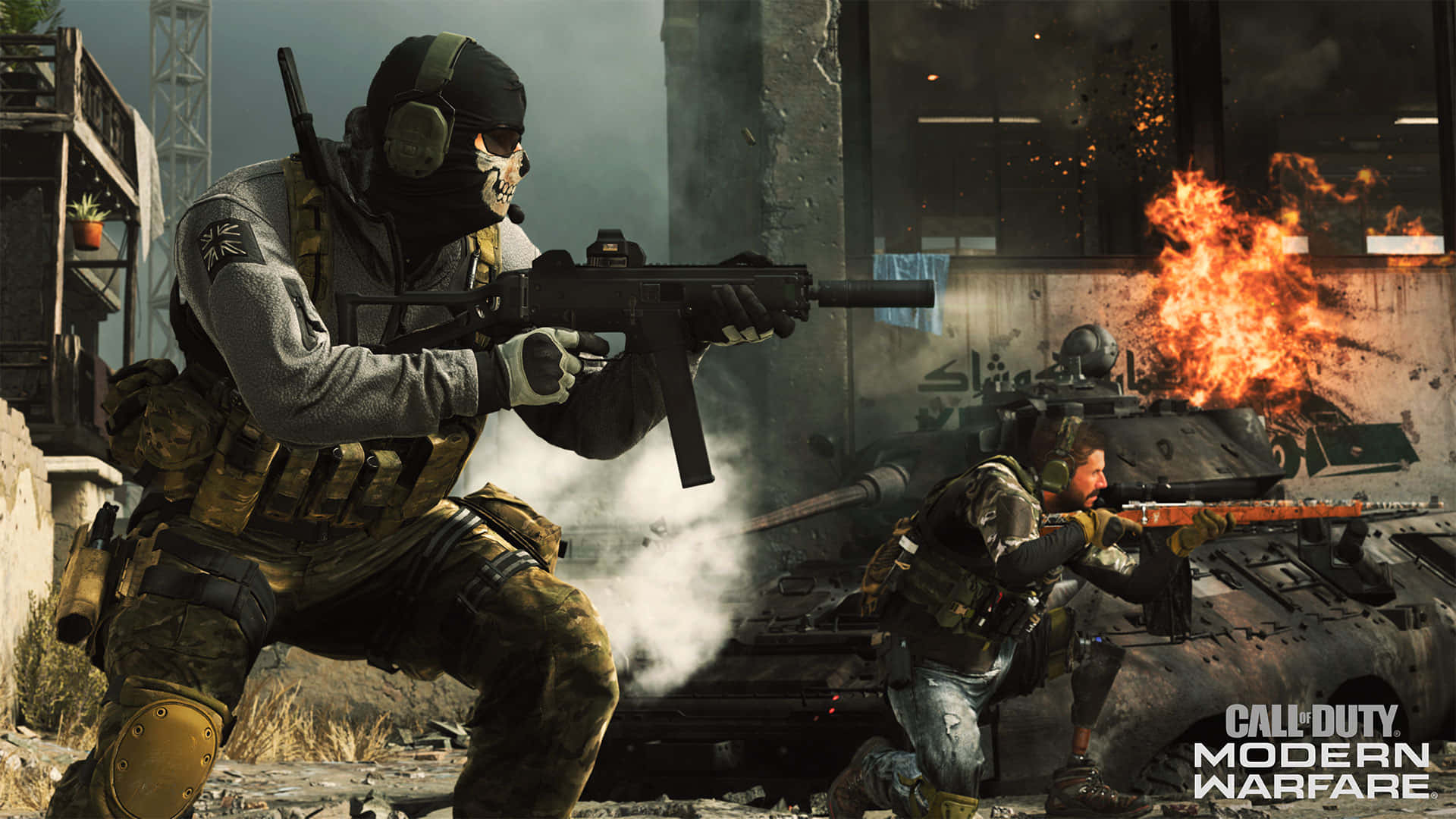 Call Of Duty Ps4 桌布 壁紙 — 兩名身穿戰術裝備的士兵在爆炸和煙霧中，於一輛燃燒的坦克附近，在戰爭摧殘的城市廢墟中開火。