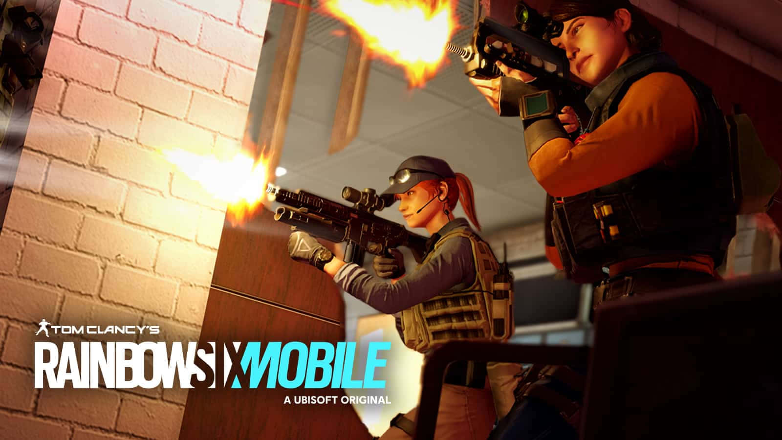 Rainbow Six Siege Ash 桌布 壁紙 — 兩名身穿戰術裝備的士兵在磚牆城市戰鬥場景中開火，槍口閃光。