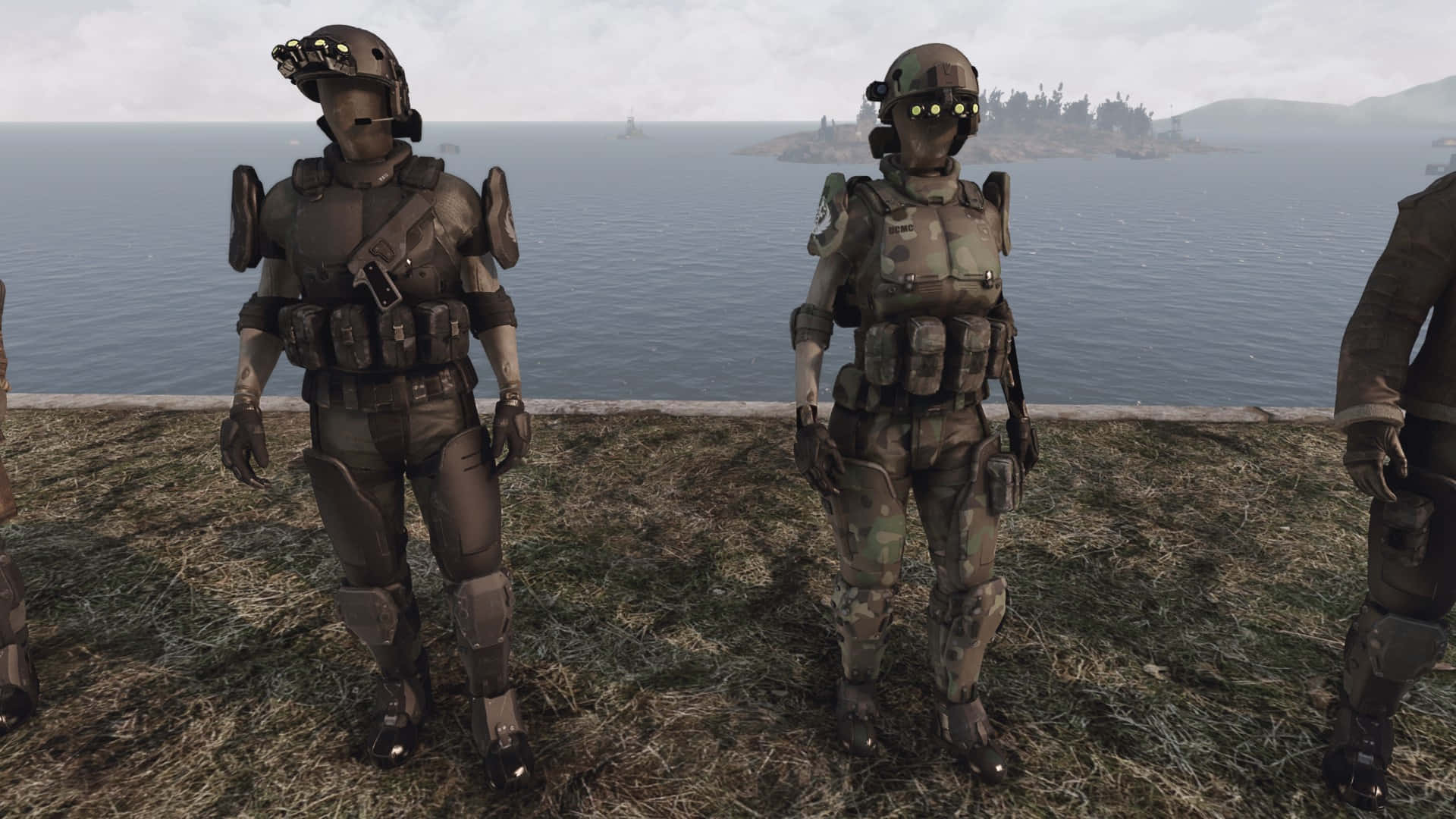 Fallout Brotherhood Of Steel 桌布 壁紙 — 兩名身穿戰術裝備的士兵站在長滿草嘅懸崖上，俯瞰住陰天下有遠處島嶼嘅廣闊海洋。