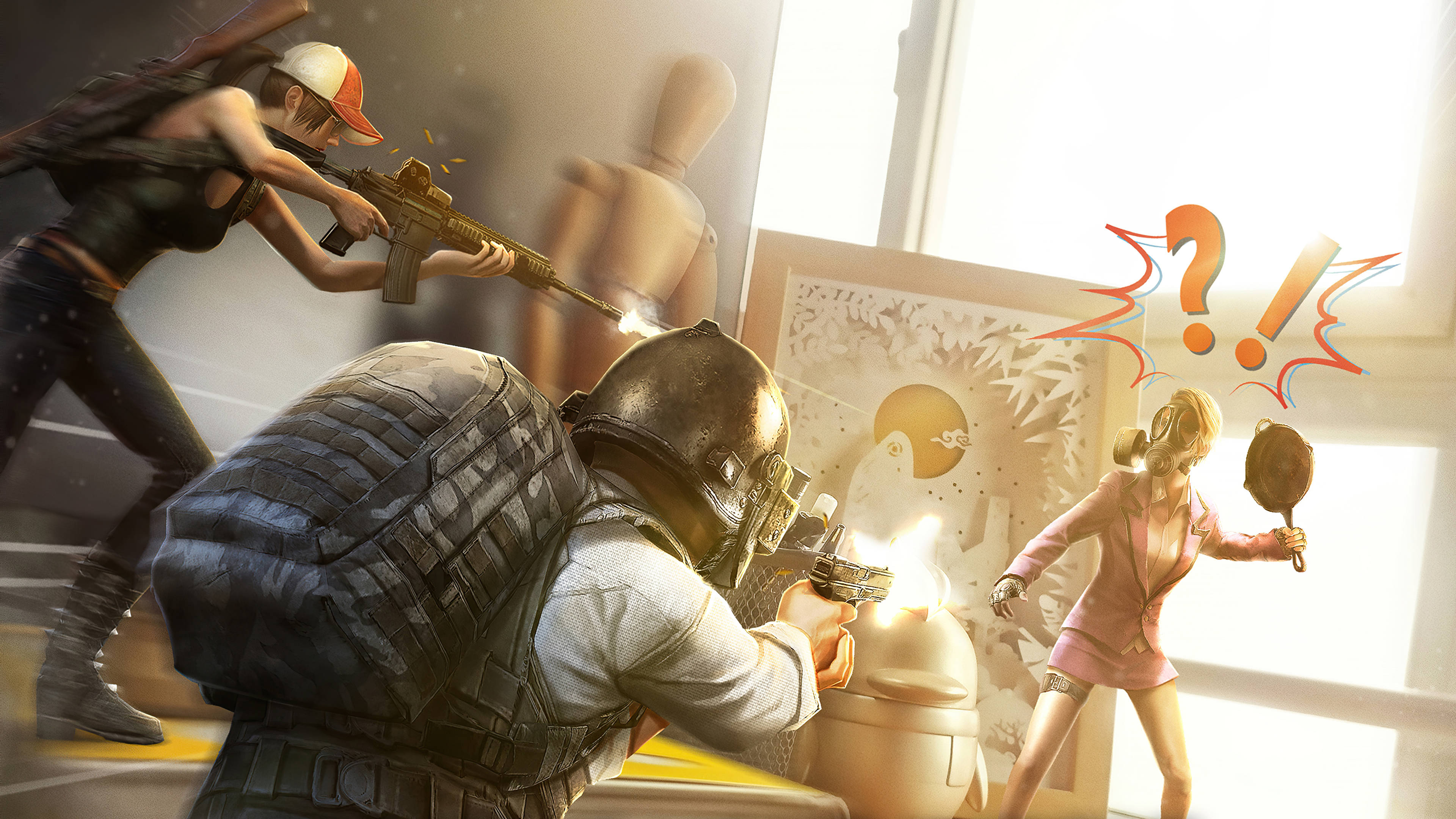 PUBG 桌布 壁紙 — 兩名身穿戰術裝備的武裝玩家在陽光充足的房間裡向一名身穿粉紅色西裝、揮舞煎鍋的驚訝女子開槍。