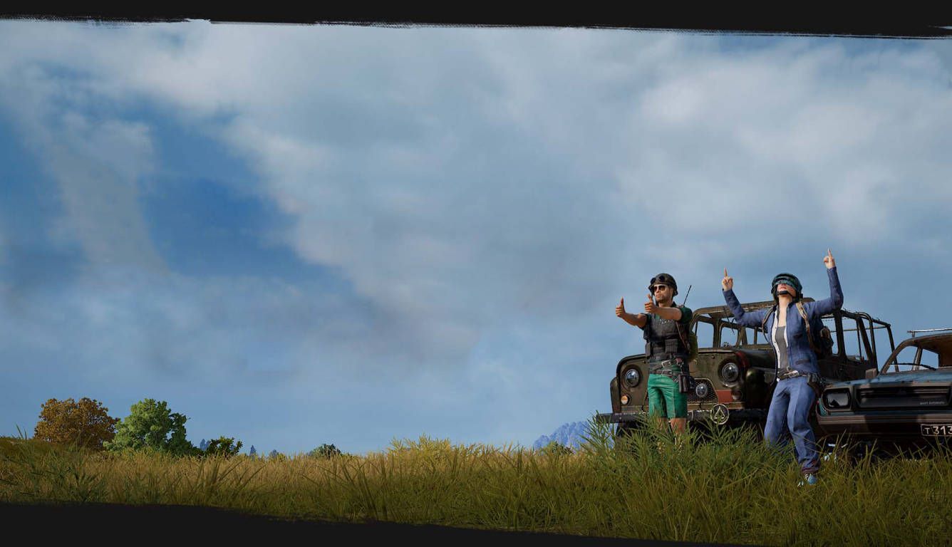 PUBG 桌布 壁紙 — 兩名身穿戰術裝備的玩家在陰天下一輛生鏽的吉普車旁的草地上慶祝勝利。