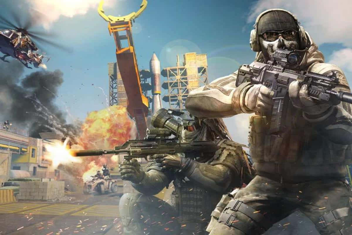 Call Of Duty First Person Shooter 桌布 壁紙 — 兩名身穿戰鬥裝備的士兵在爆炸和煙霧中，在火箭發射台附近開火，頭頂有直升機。