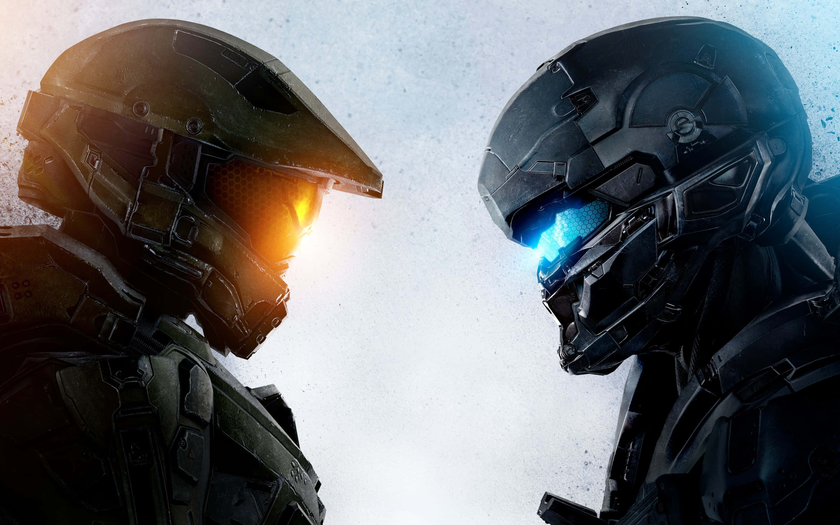 Halo Spartans 桌布 壁紙 — 兩名身穿未來風格頭盔的裝甲士兵，在純白背景前以發光的橙色和藍色面罩對峙。