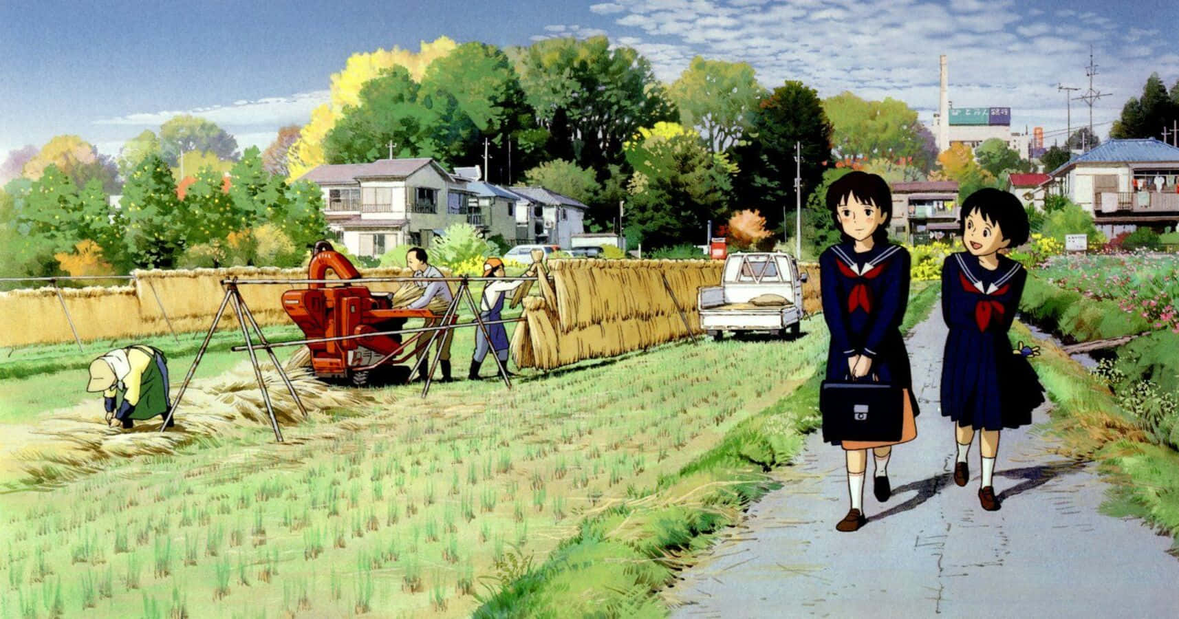 Whisper Of The Heart 桌布 壁紙 — 兩名身穿海軍藍校服的女學生，在明亮的藍天下走過鄉村道路，經過正在收割水稻的農民。