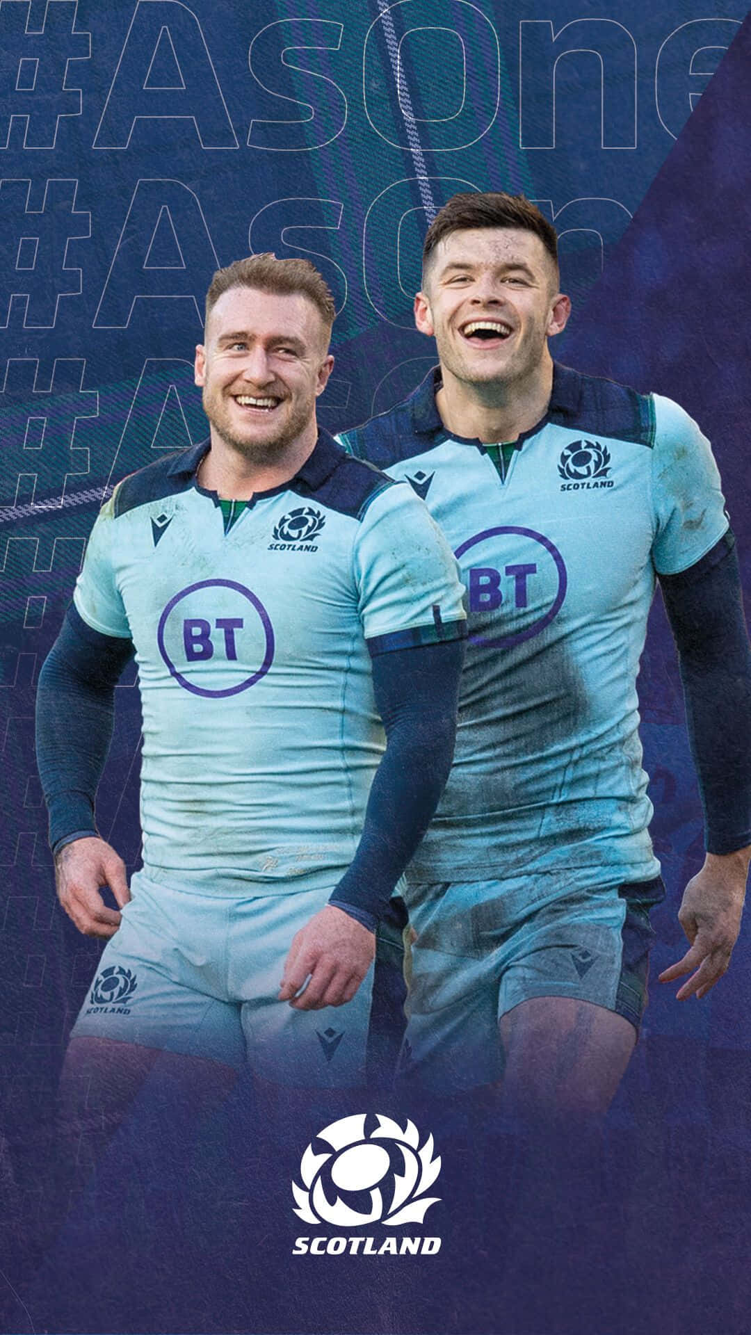 Scotland Rugby 桌布 壁紙 — 兩名身穿淺藍色球衣的蘇格蘭欖球運動員在深藍色標籤背景上露出燦爛笑容慶祝。