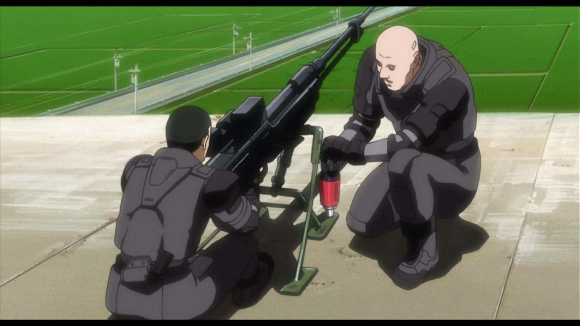 Ghost In The Shell Saito 桌布 壁紙 — 兩名身穿灰色裝備的動漫士兵跪在混凝土墊上的重型機槍旁，俯瞰綠色田野。