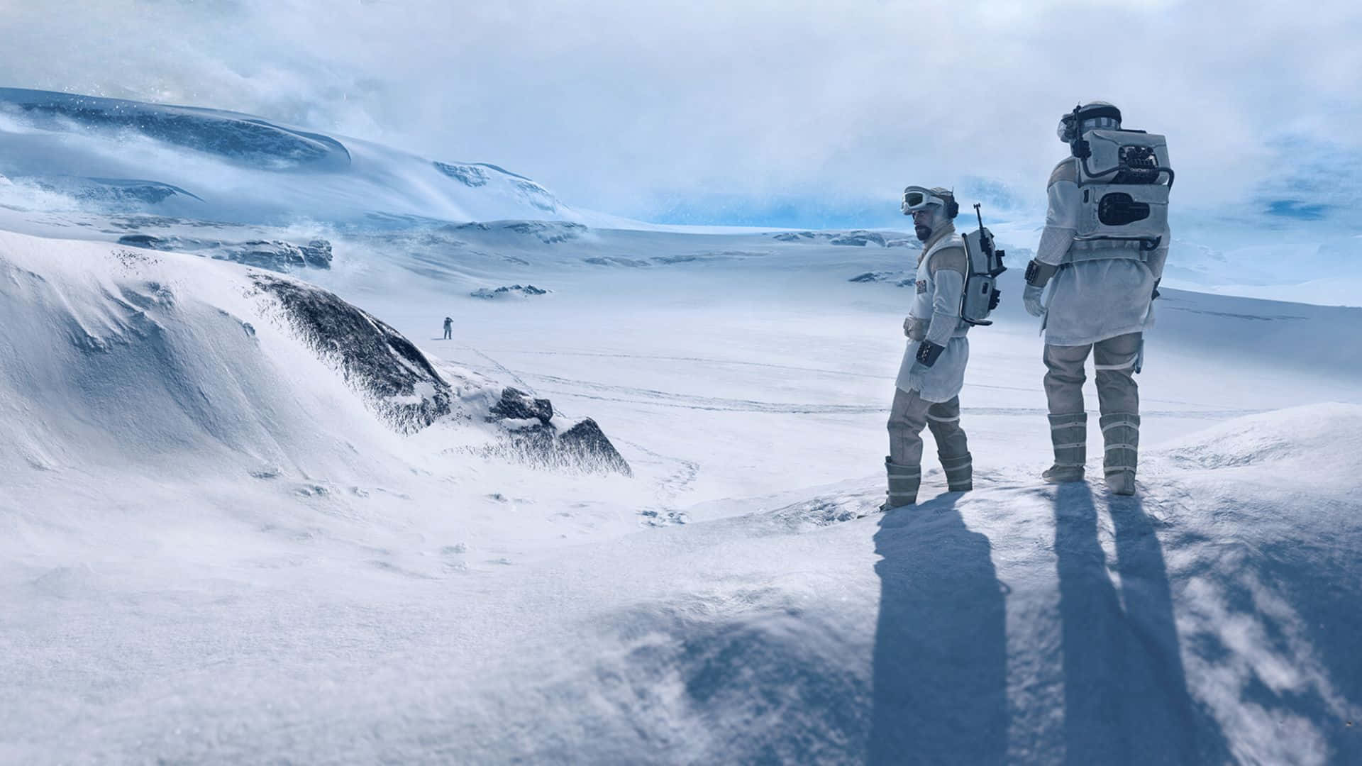 Hoth 桌布 壁紙 — 兩名身穿白色太空衣的太空人站在廣闊的雪原上，天空多雲，遠處有山脈和一個遙遠的身影。